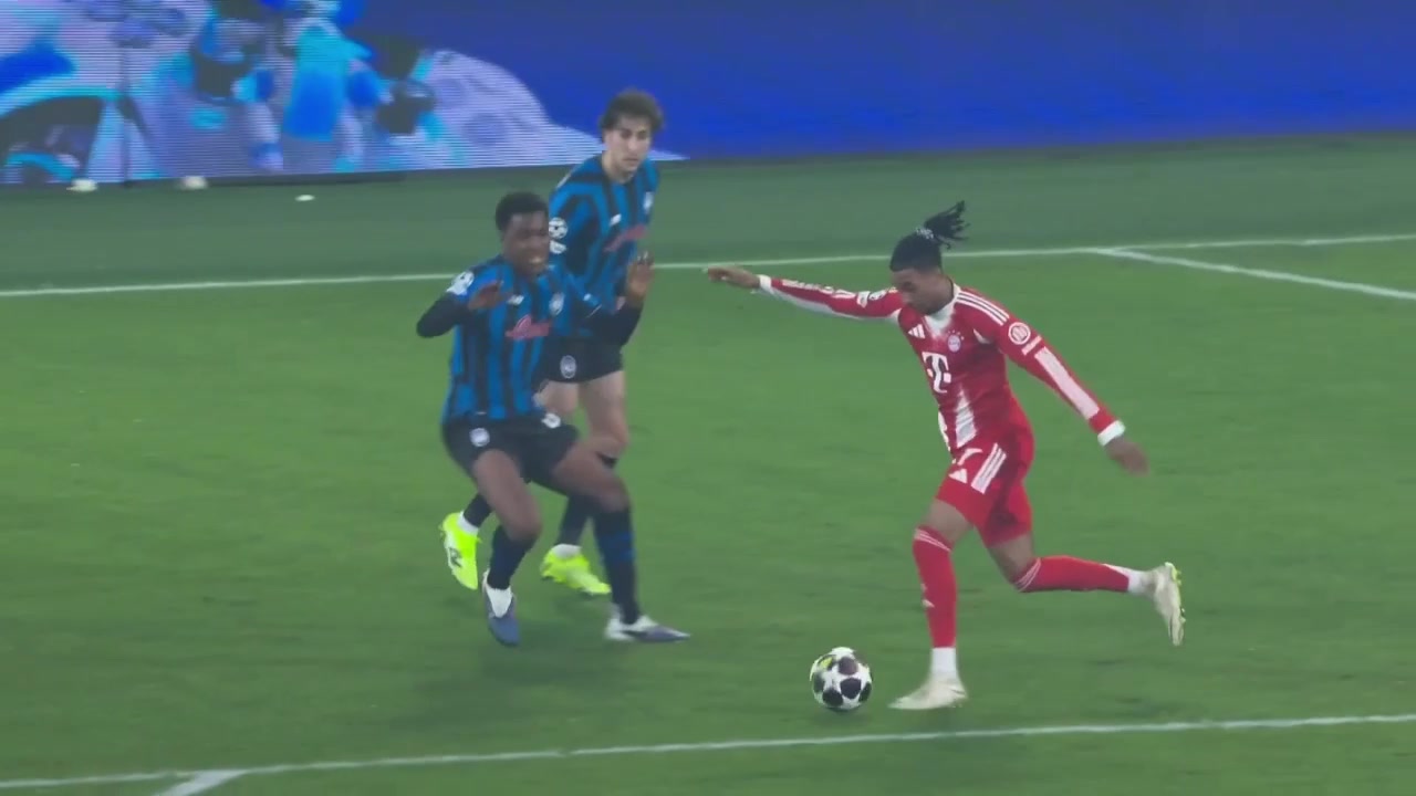 刘晨第63分钟关键扑救化解日本队单刀