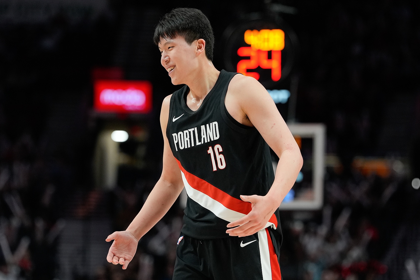 杨瀚森季后赛首秀登场52秒 开拓者主场不敌马刺