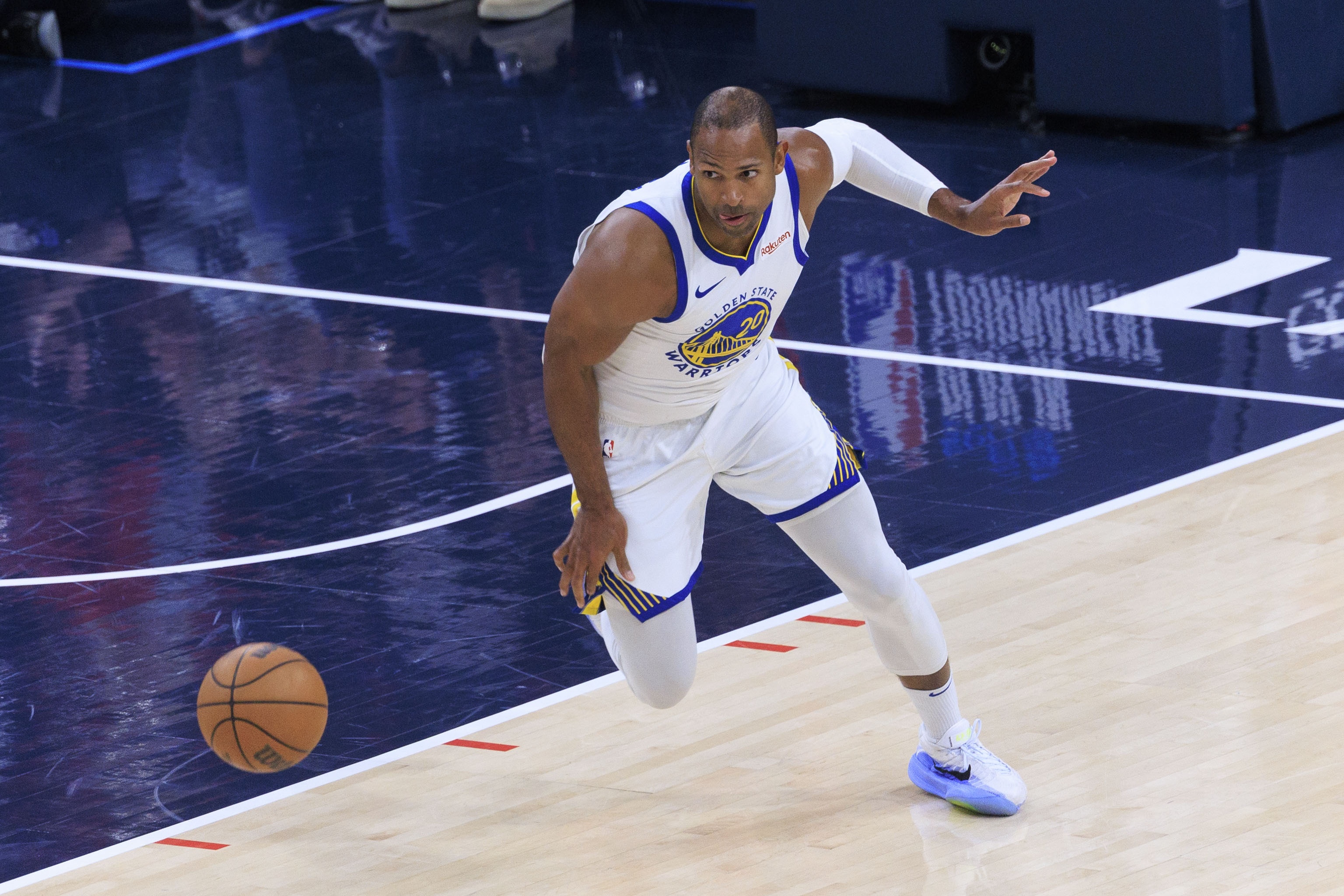 霍福德定义赛季高光 逆转快船三分四连击源于汗水