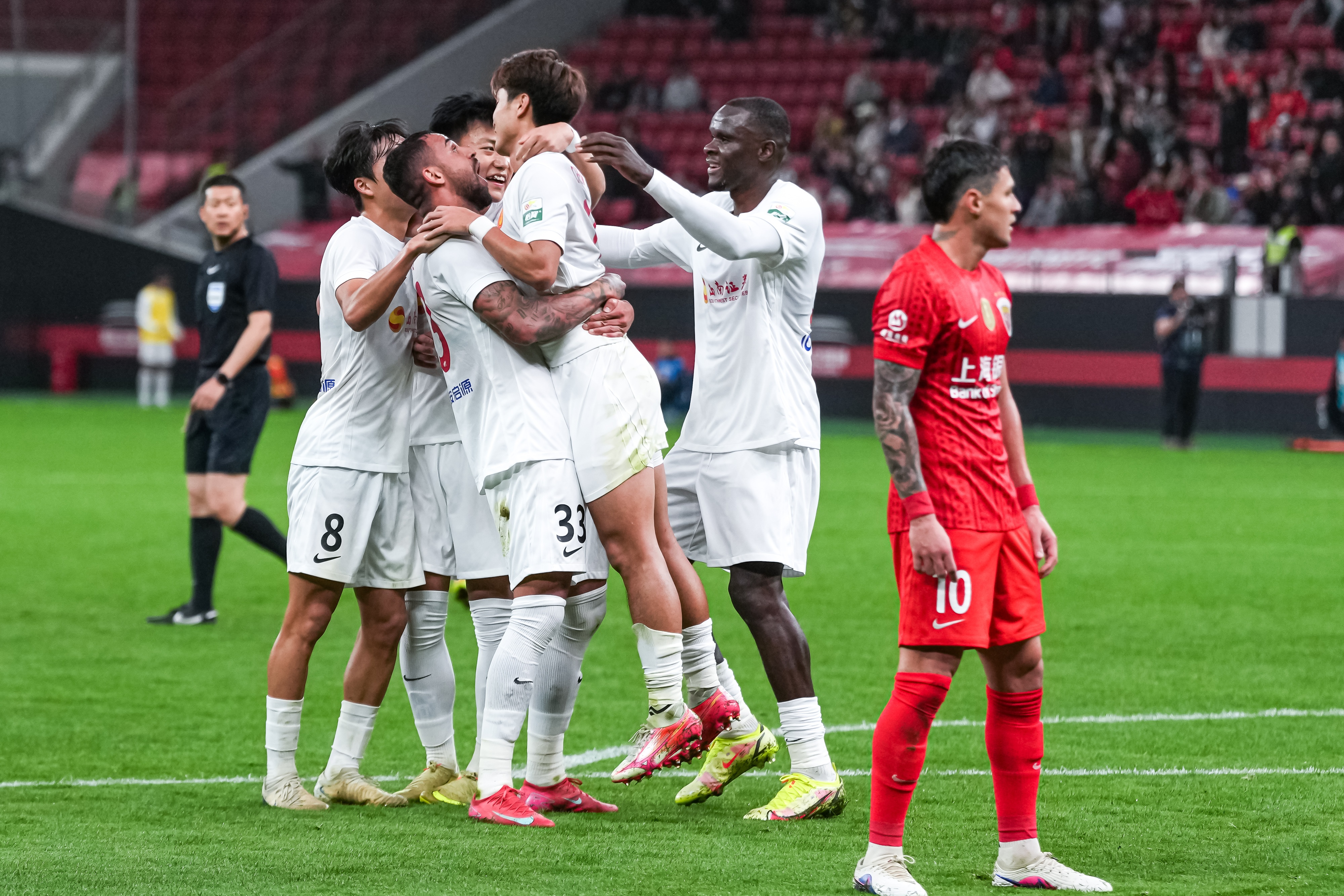 海港主场再负升班马 青春风暴映照时代更迭