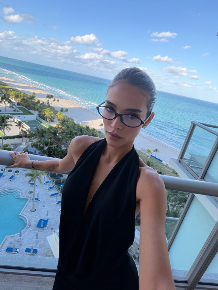 瓦尔加内衣T台秀 足坛伴侣动态一网打尽