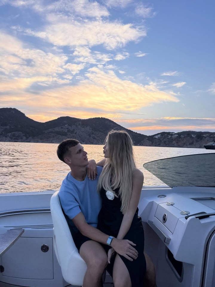 瓦尔加内衣T台秀 足坛伴侣动态一网打尽