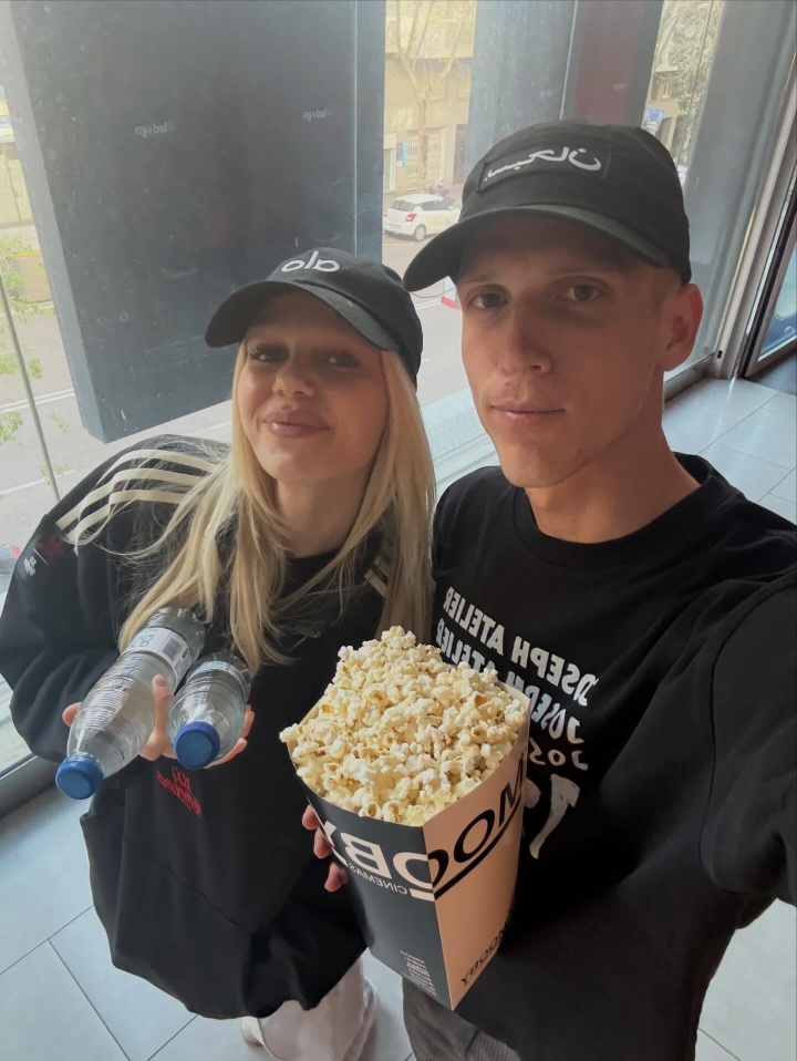 瓦尔加内衣T台秀 足坛伴侣动态一网打尽