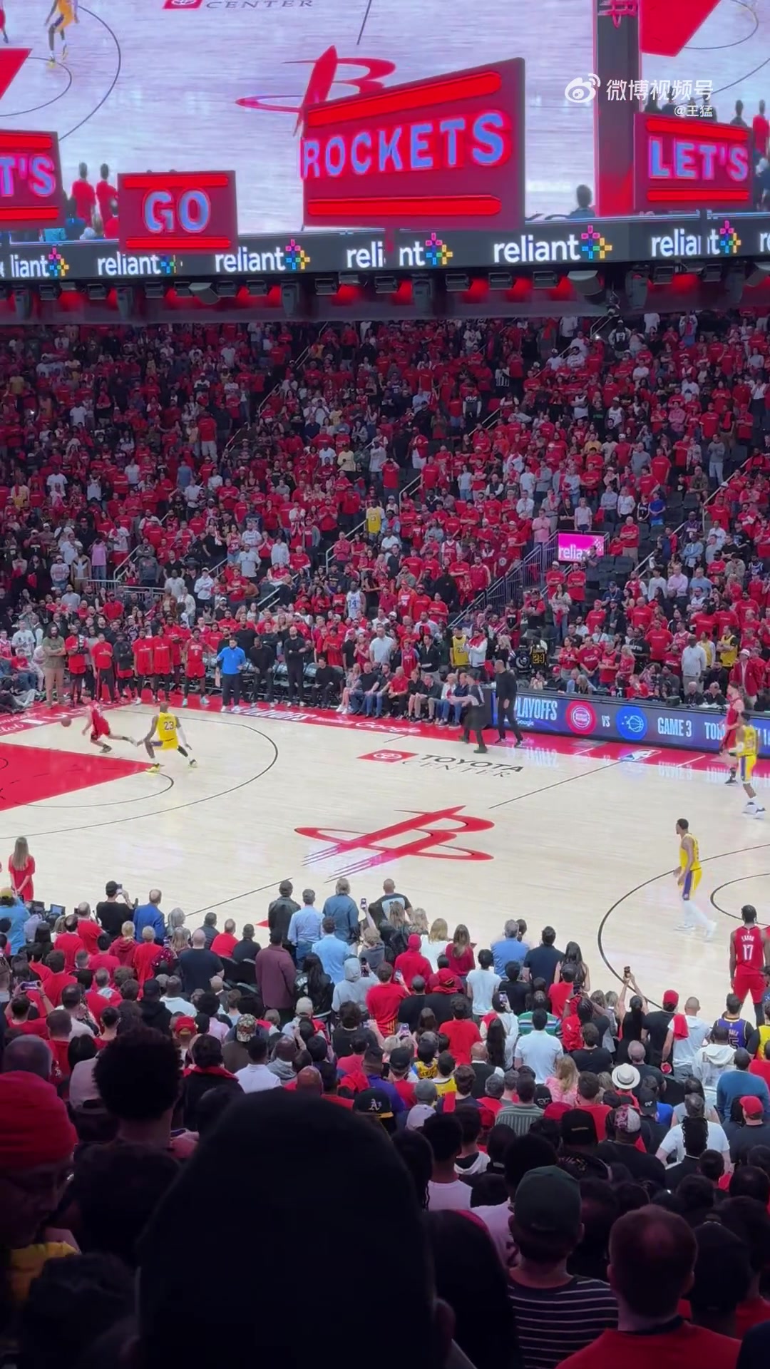 丰田中心沦陷：詹姆斯扳平三分引客队球迷狂欢，火箭0-3命悬一线