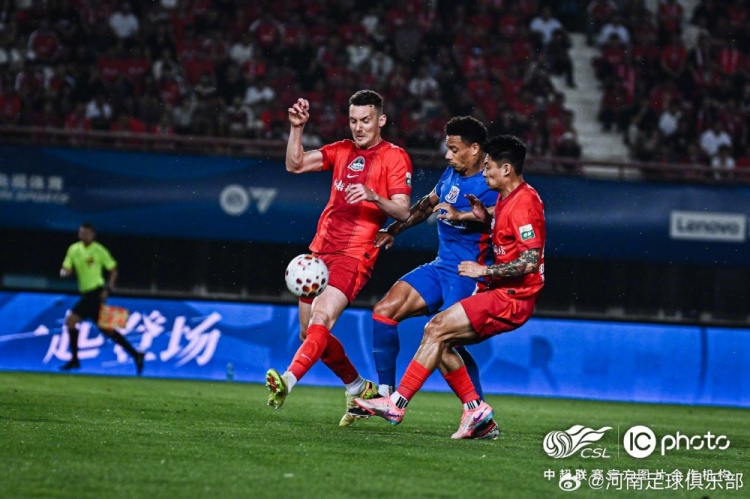 河南主场0-3完败申花 点球+两连击锁定胜局