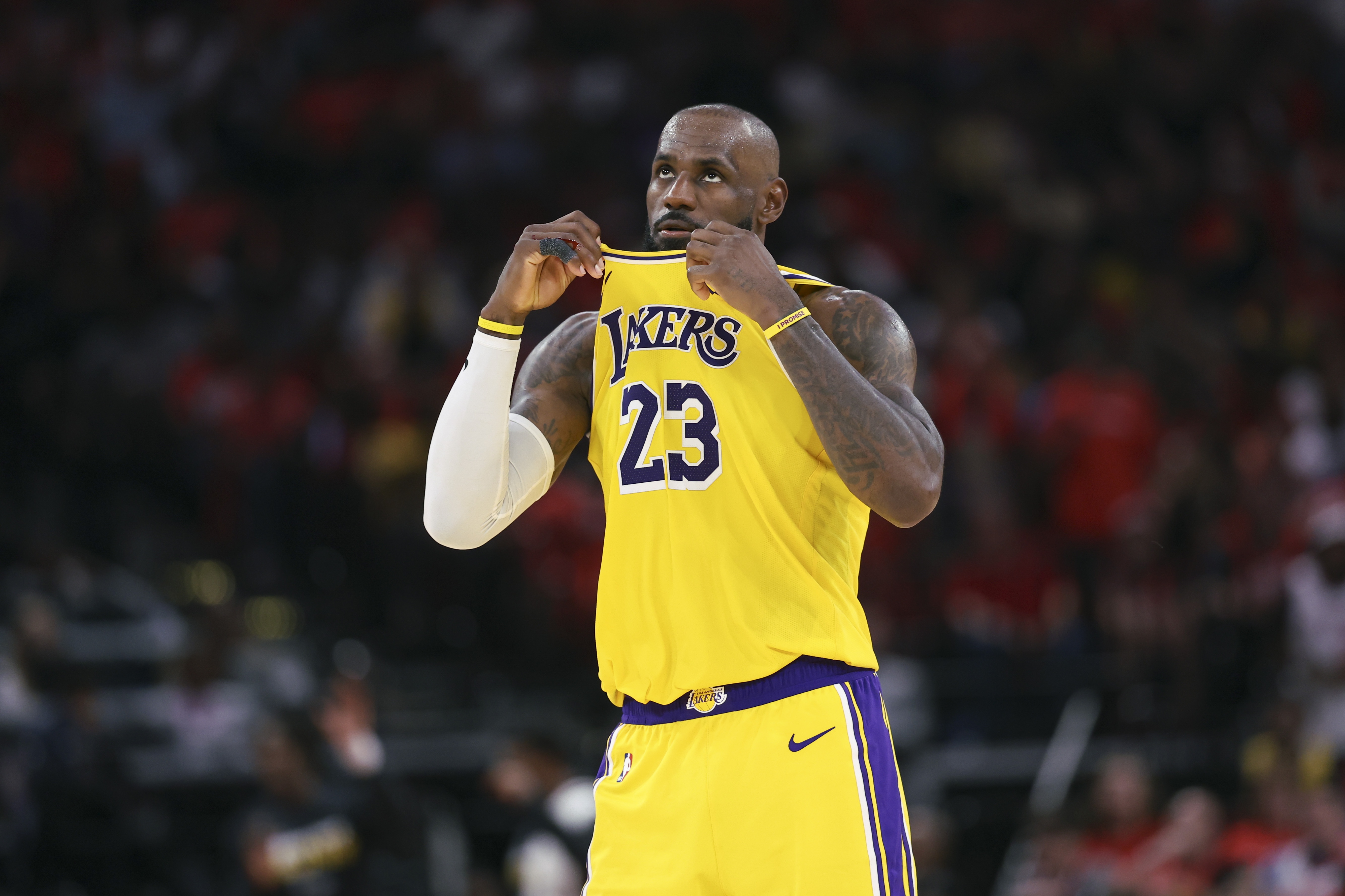 爱德华兹骨挫伤缺阵数周 迪文岑佐跟腱撕裂赛季报销 詹姆斯季后赛全勤场均41分钟