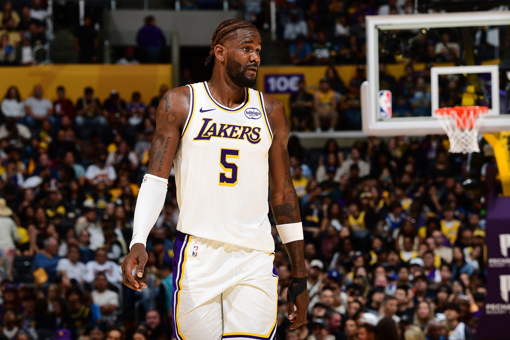 雷迪克为艾顿辩护：肘击申京非故意，温和之人动作失位