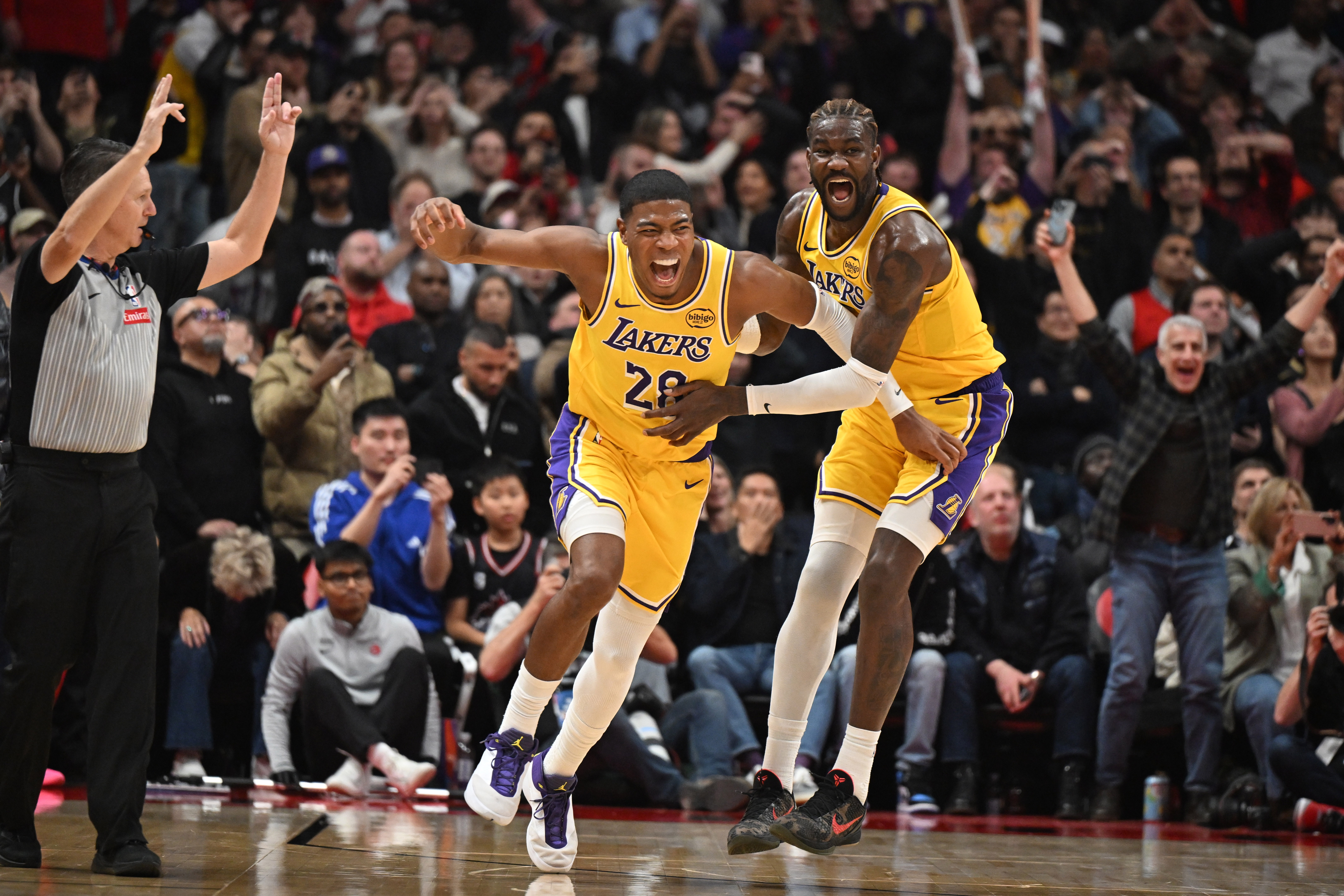 首节肉搏：艾顿4前板篮板制霸，八村塁进攻哑火