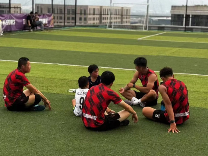 对话许小龙：36岁退役球员腹肌仍在 李铁业务能力确实强但出事想不到