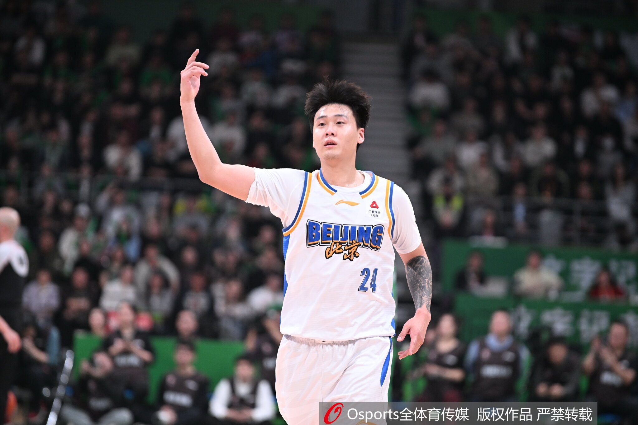 北京禁区外10中9+三分28中14 扳平上海 赵睿曾凡博状态回升